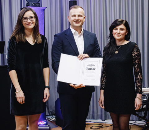 Wręczenie listu gratulacyjnego z okazji jubileuszu firmy sponsorowi platynowemu konferencji, firmie Tensar Polska